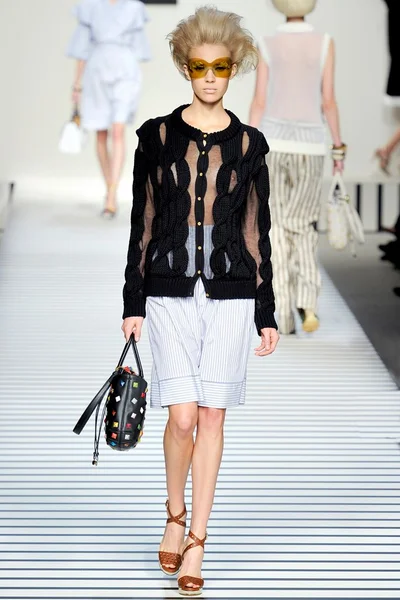 Look 10